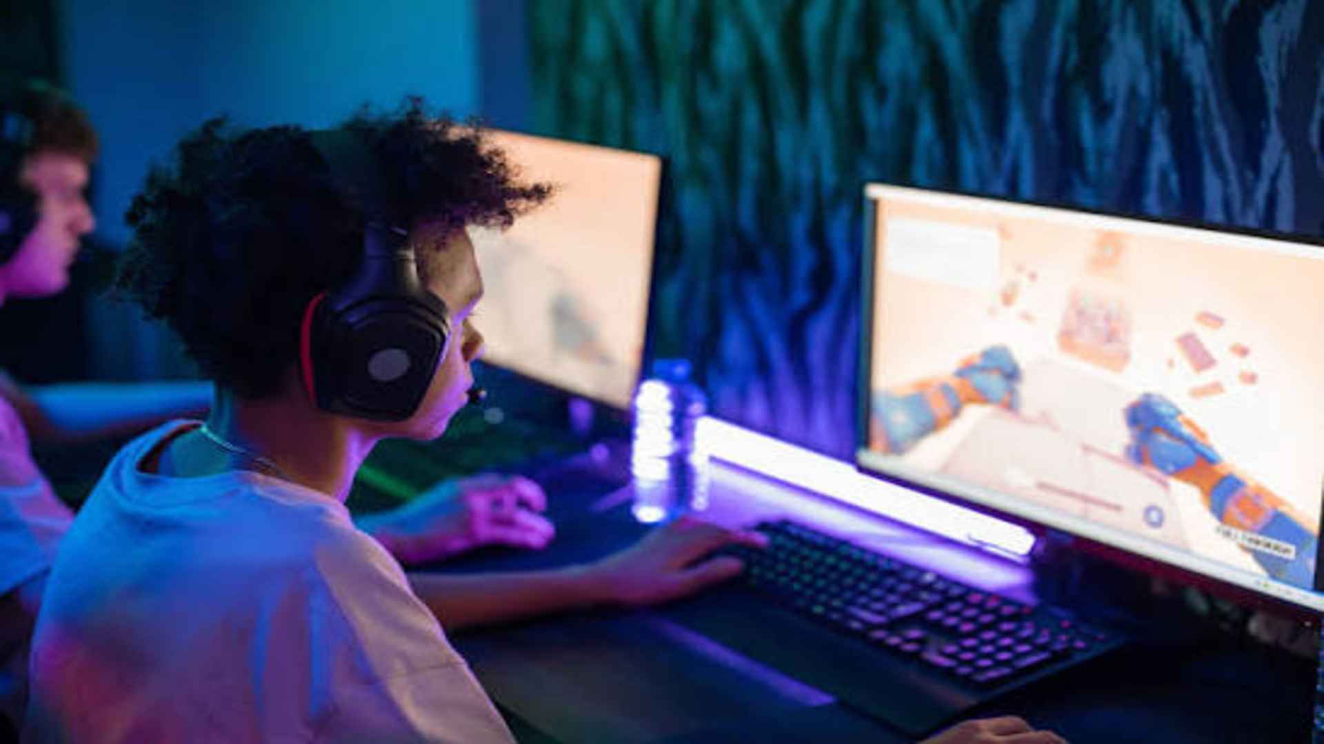 Random Rewards That Improve Community Participation